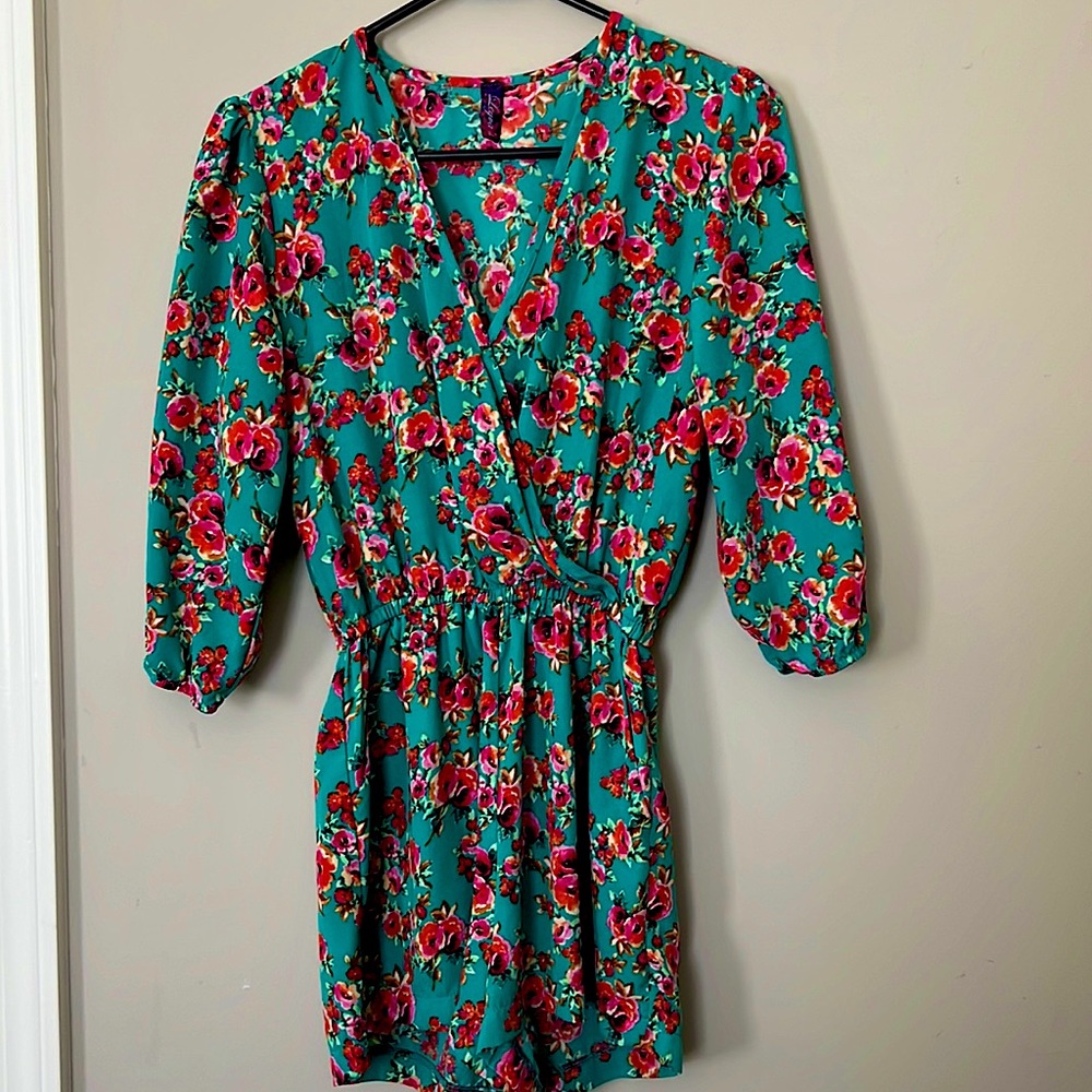 Silk material, quarter link sleeves, dress up or down